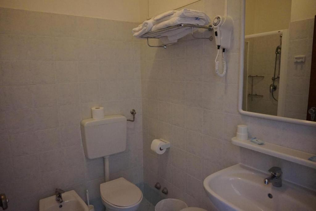Hotel Ines 체제나티코 외부 사진