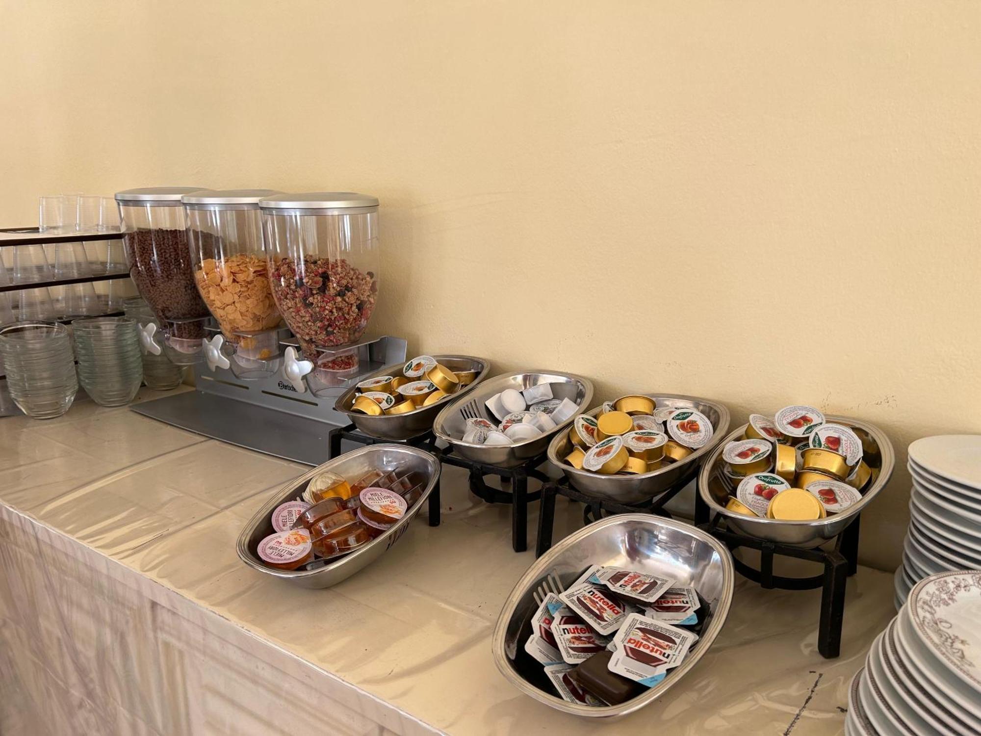 Hotel Ines 체제나티코 외부 사진