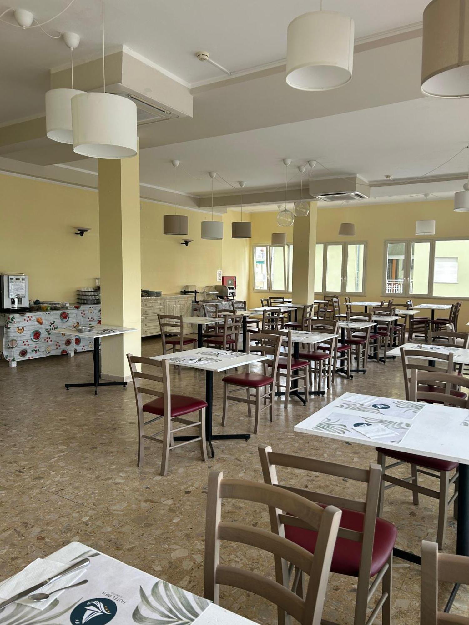 Hotel Ines 체제나티코 외부 사진