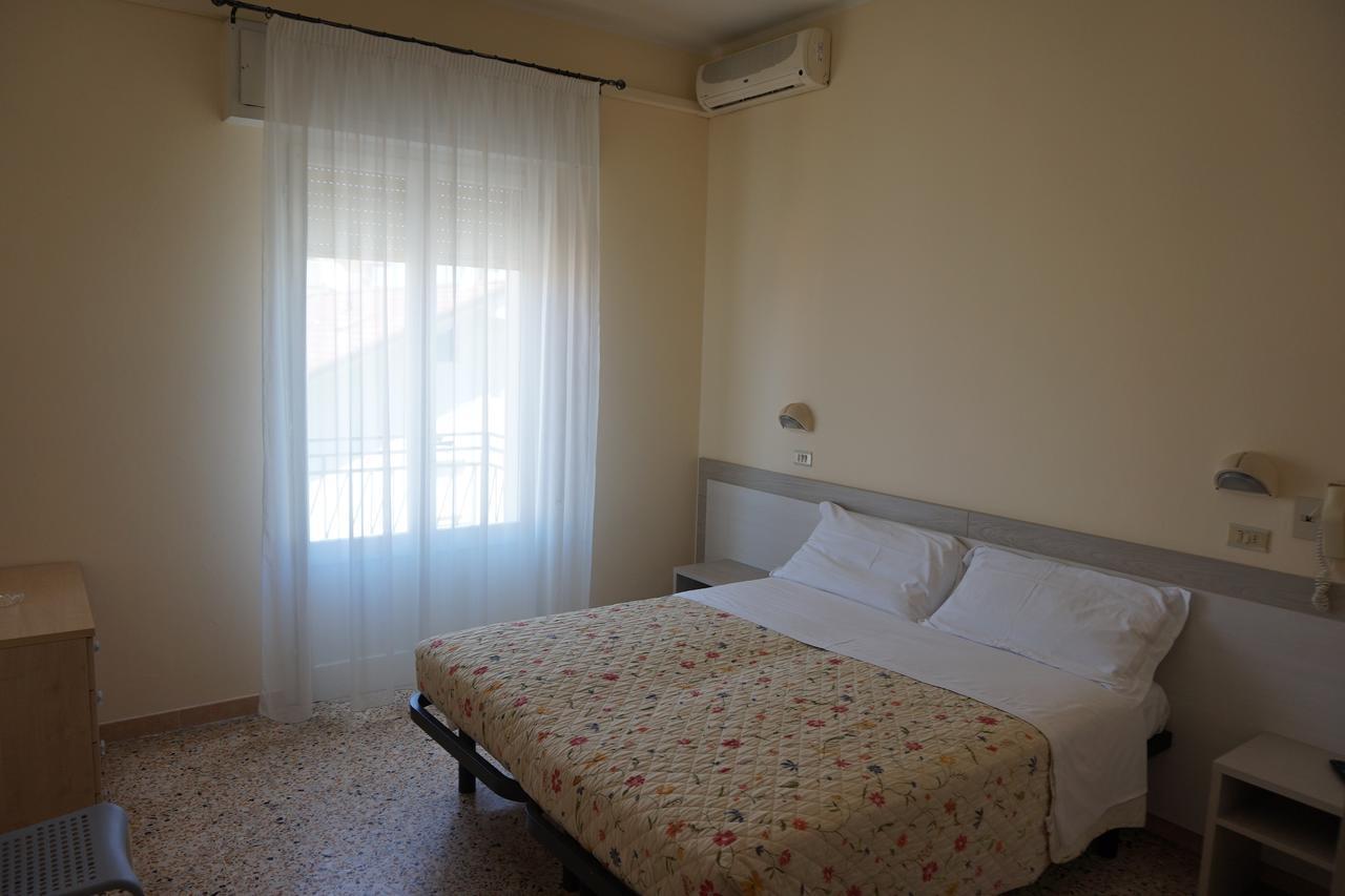 Hotel Ines 체제나티코 외부 사진